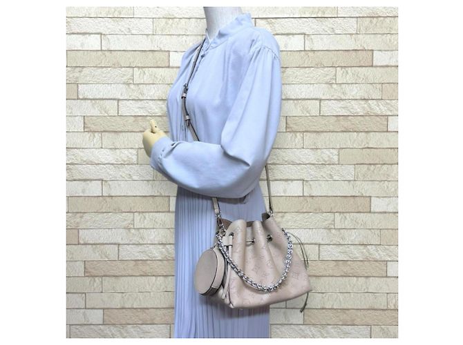 Borsa a Spalla Louis Vuitton Bella Monogram Mahina Beige - vista 3