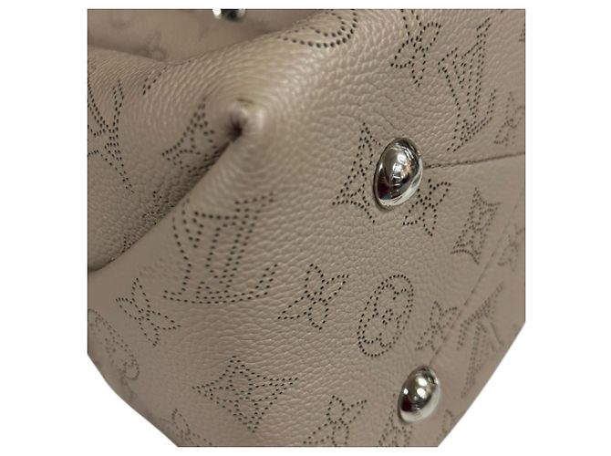 Borsa a Spalla Louis Vuitton Bella Monogram Mahina Beige - vista 8