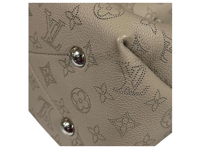 Borsa a Spalla Louis Vuitton Bella Monogram Mahina Beige - vista 9
