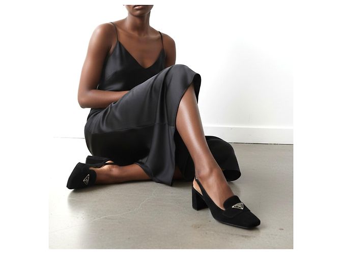 Prada Schwarze Wildleder Slingback-Pumps mit Logo - Ansicht 4