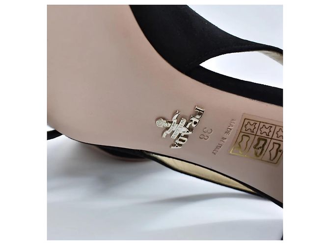 Prada Schwarze Wildleder Slingback-Pumps mit Logo - Ansicht 6