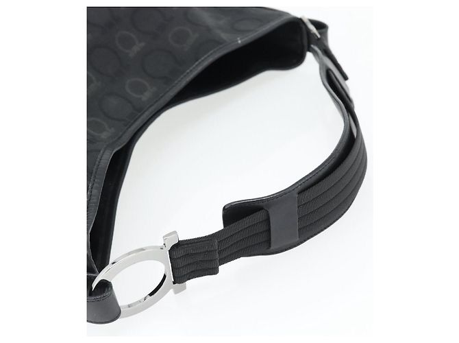 Borsa a tracolla Salvatore Ferragamo Gancini in tela nero argento Auth ka4493A - vista 7