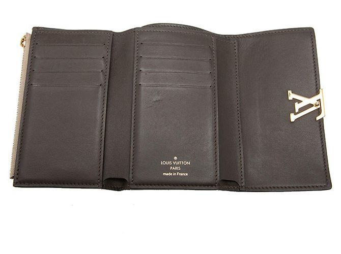 Cartera Louis Vuitton Capucines Compact Beige - vista 5