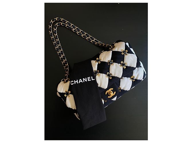 Borsa a tracolla Chanel a quadretti con decorazioni floreali Nero Bianco D'oro - vista 2