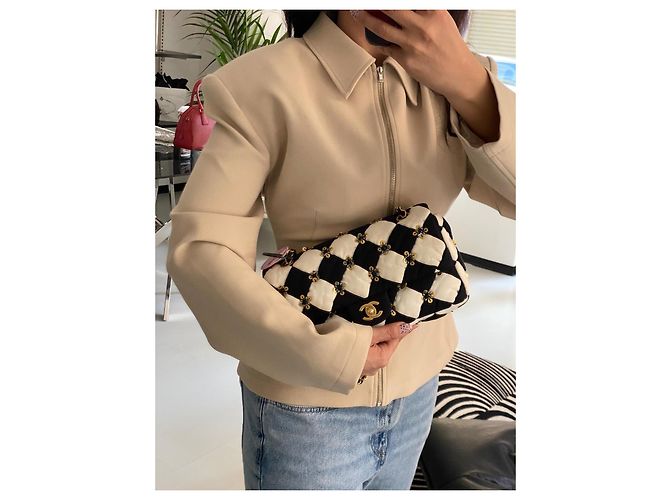 Borsa a tracolla Chanel a quadretti con decorazioni floreali Nero Bianco D'oro - vista 6