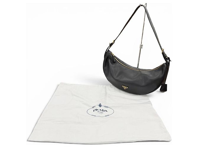 Borsa a tracolla in pelle Prada 1BC255 Demi-Lune con logo Triangle Nero - vista 2