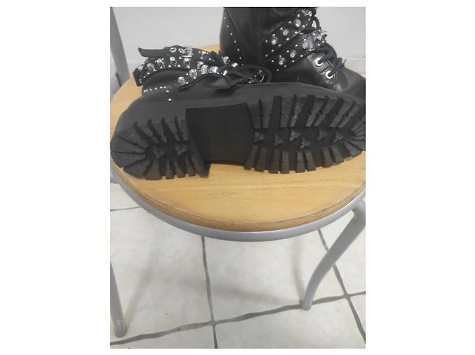 Autre Marque Stivaletti in pelle nera borchiati con strass Nero - vista 3