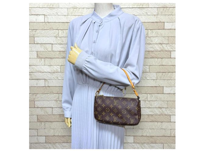 Borsa Louis Vuitton Pochette Accessoires Monogram Marrone - vista 2