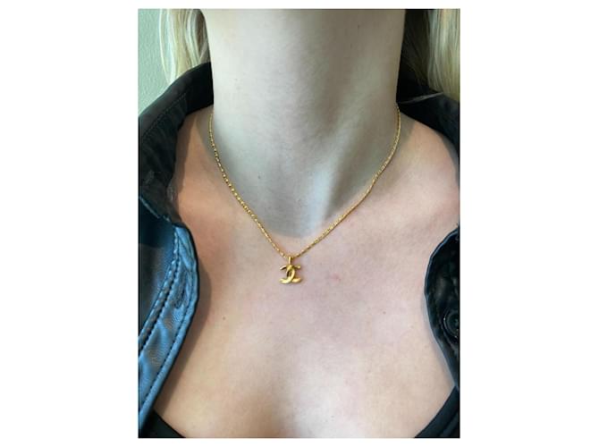 Collana Chanel CC con pendente D'oro - vista 2