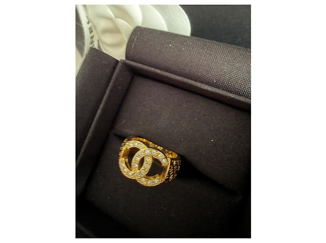 Chanel Ring mit CC-Logo und Kristallen Golden - Ansicht 20