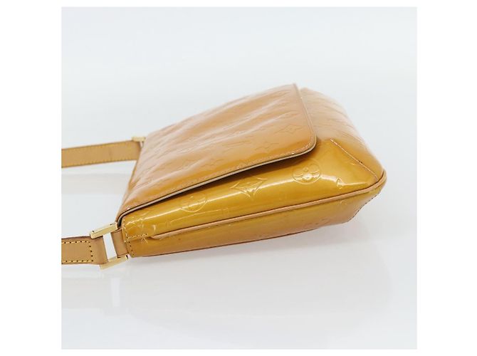 Louis Vuitton Thompson Street Monogram Vernis Medium Amarillo - vista 3