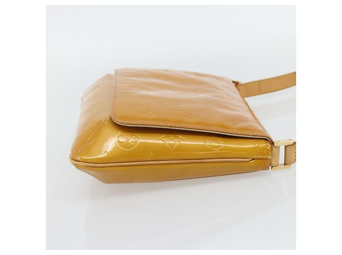 Louis Vuitton Thompson Street Monogram Vernis Medium Amarillo - vista 4