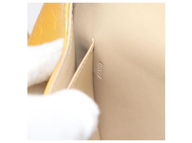 Louis Vuitton Thompson Street Monogram Vernis Medium Amarillo - vista 7