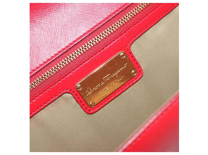 Borsa a Spalla Salvatore Ferragamo Vala Chain in Pelle Rossa e Oro Auth ka4496 Rosso D'oro - vista 16