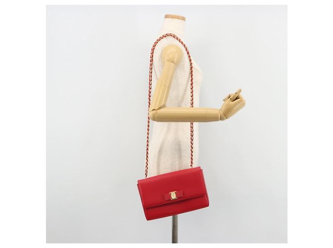 Borsa a Spalla Salvatore Ferragamo Vala Chain in Pelle Rossa e Oro Auth ka4496 Rosso D'oro - vista 23