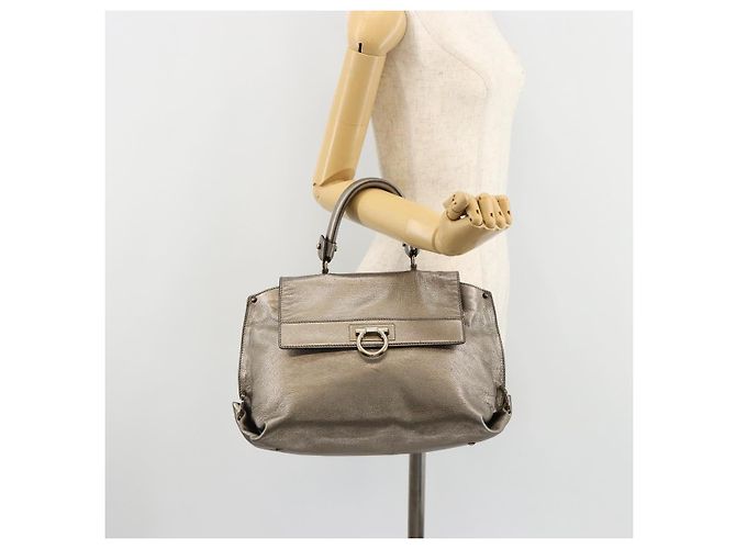 Borsa Salvatore Ferragamo Gancini in pelle argento Auth ka4466 - vista 25