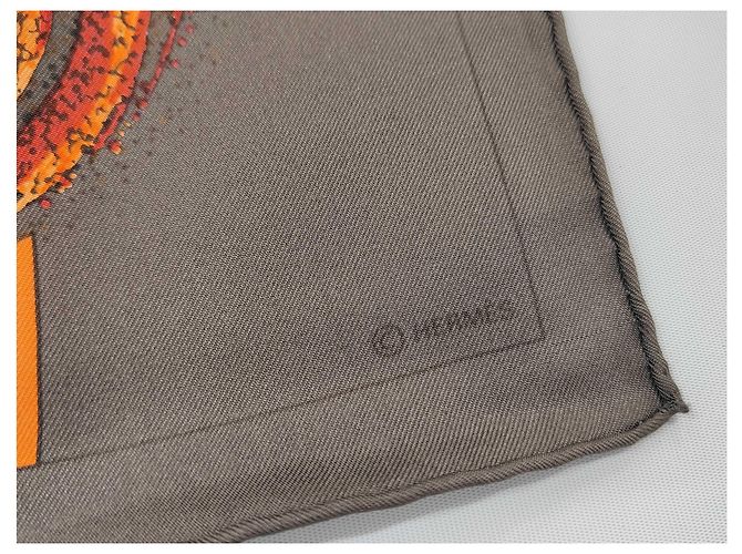 Hermès Hermes Carré 90 Seta multicolore 90 x 90 Marrone - vista 3