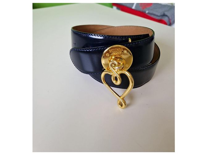 Cinto Moschino em couro azul com pingente coração - vista 3