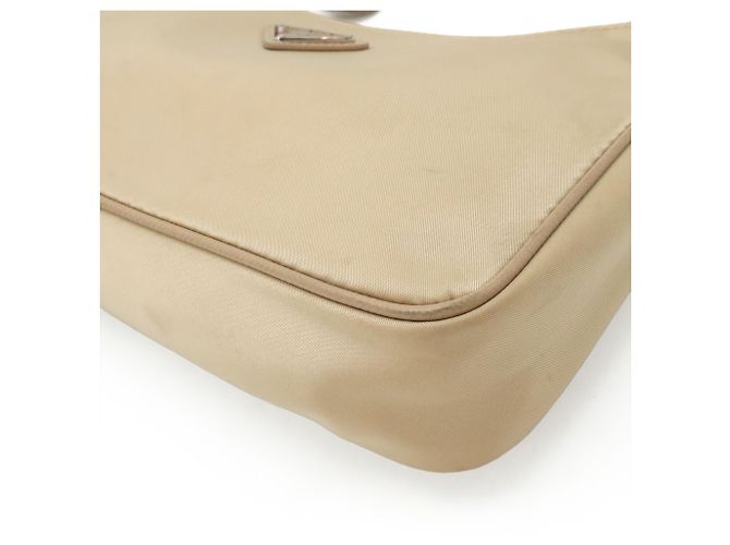 Borsa pochette Prada Triangle Re-Edition 2005 in nylon beige - vista 4