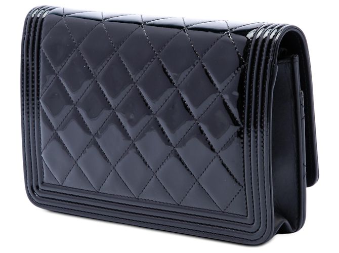 Carteira Boy Chanel preta acolchoada em verniz com corrente Preto - vista 2