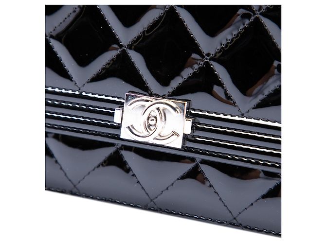 Carteira Boy Chanel preta acolchoada em verniz com corrente Preto - vista 5