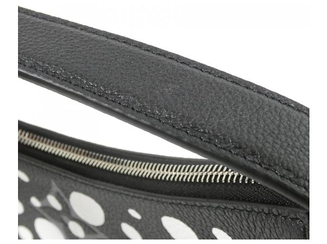 Borsa a tracolla Louis Vuitton Monogram Empreinte Marshmallow PM Nero - vista 4