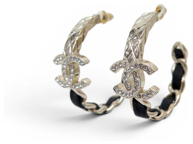 NUOVI ORECCHINI A CERCHIO CHANEL LOGO CC E PELLE INTESTATA D'oro - vista 3
