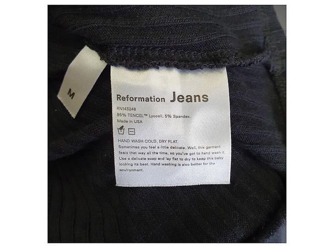 Reformation Jeans Gerippte Strickbluse aus schwarzem Tencel - Ansicht 6