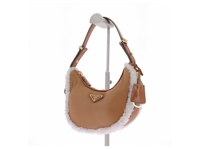 Prada Bolsa Arqué Small em couro e shearling Marrom - vista 2