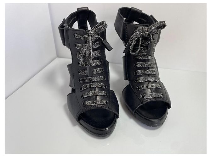 Burberry Sandali con tacco con lacci in pelle nera EU 37 Nero - vista 3