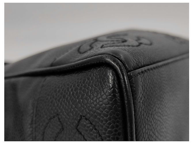 Borsa a tracolla Chanel Triple CC in pelle caviar Nero - vista 3