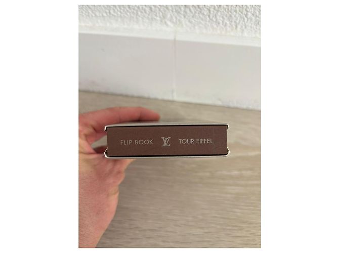 Louis Vuitton Flip-Book Tour Eiffel Castaño Beige - vista 3