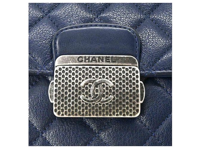 Borsa Chanel in pelle matelassé blu navy - vista 8