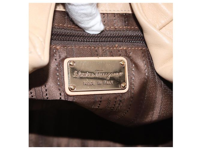 Borsa Salvatore Ferragamo Chain Vala in pelle beige oro Auth am11658A D'oro - vista 17