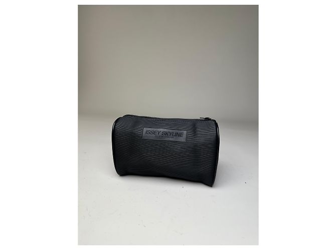 Vintage Issey Miyake Pouch mit geprägtem Logo Schwarz Synthetik - Ansicht 10