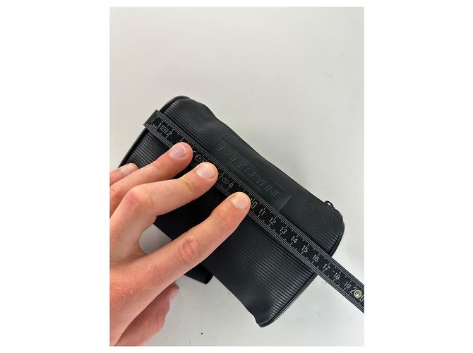 Vintage Issey Miyake Pouch mit geprägtem Logo Schwarz Synthetik - Ansicht 7