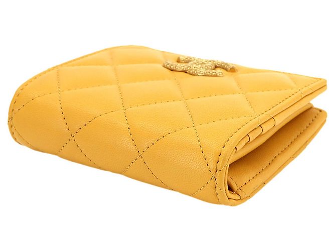 Cartera Pequeña Matelassé Chanel Amarillo Mostaza - vista 4