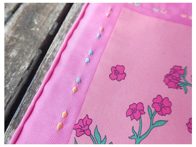 Hermès Robe Légère Handbesticktes Seidentuch Gavroche 45 Pink Blau Beige Grün Gelb - Ansicht 14