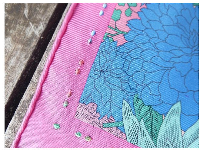 Hermès Robe Légère Handbesticktes Seidentuch Gavroche 45 Pink Blau Beige Grün Gelb - Ansicht 15