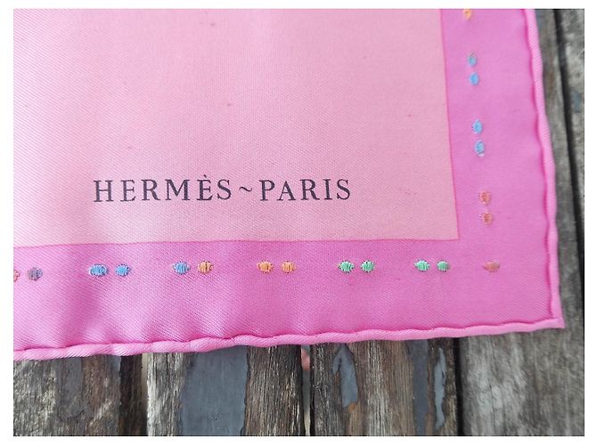 Hermès Robe Légère Handbesticktes Seidentuch Gavroche 45 Pink Blau Beige Grün Gelb - Ansicht 2