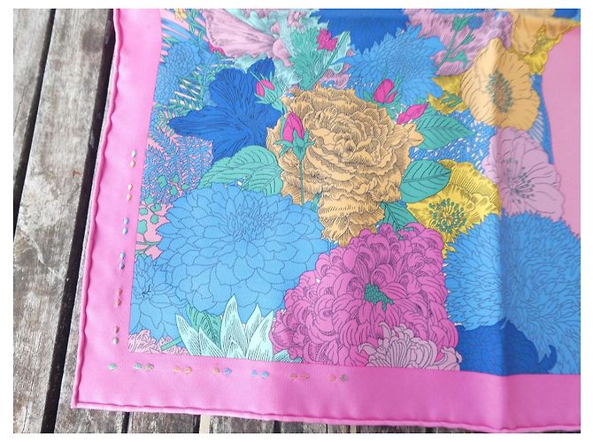 Hermès Robe Légère Handbesticktes Seidentuch Gavroche 45 Pink Blau Beige Grün Gelb - Ansicht 3