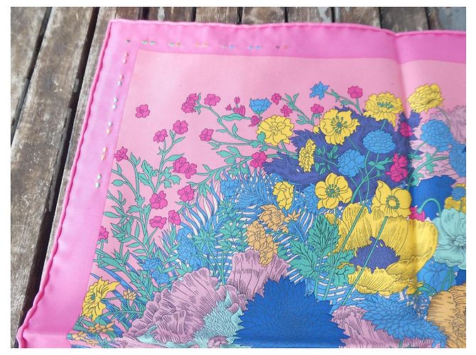 Hermès Robe Légère Handbesticktes Seidentuch Gavroche 45 Pink Blau Beige Grün Gelb - Ansicht 6