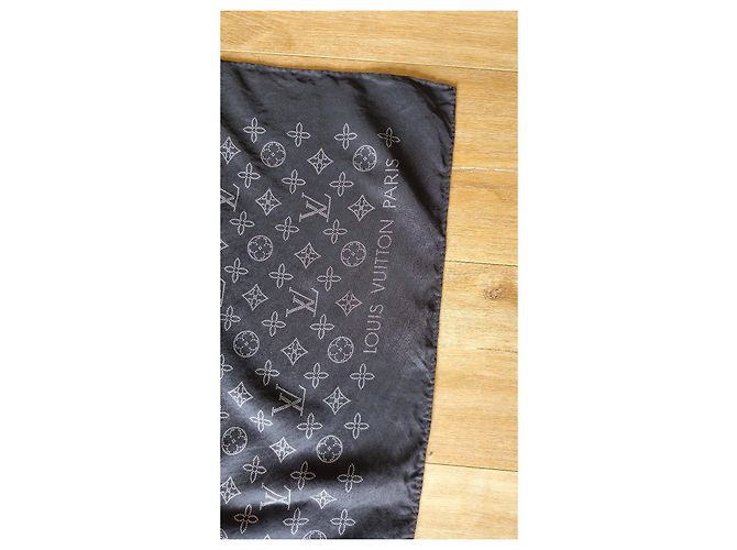 Louis Vuitton Carré in seta Monogram Nero - vista 2