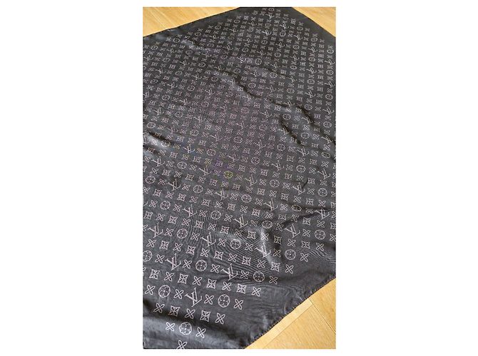 Louis Vuitton Carré in seta Monogram Nero - vista 3
