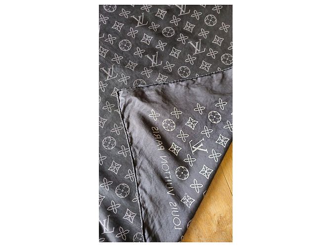 Louis Vuitton Carré in seta Monogram Nero - vista 4