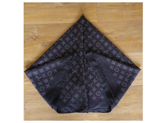 Louis Vuitton Carré in seta Monogram Nero - vista 6