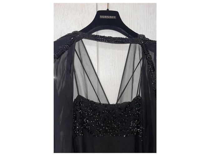 Medusa Versace Vestido Maxi Transparente Negro con Pedrería y Capa - vista 3