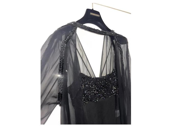 Medusa Versace Vestido Maxi Transparente Negro con Pedrería y Capa - vista 4