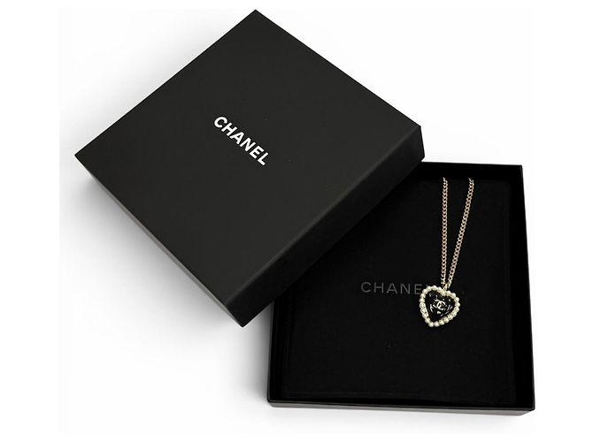 CHANEL B25 Coco Mark Pearl Heart Pendant Necklace Nero Bianco - vista 2