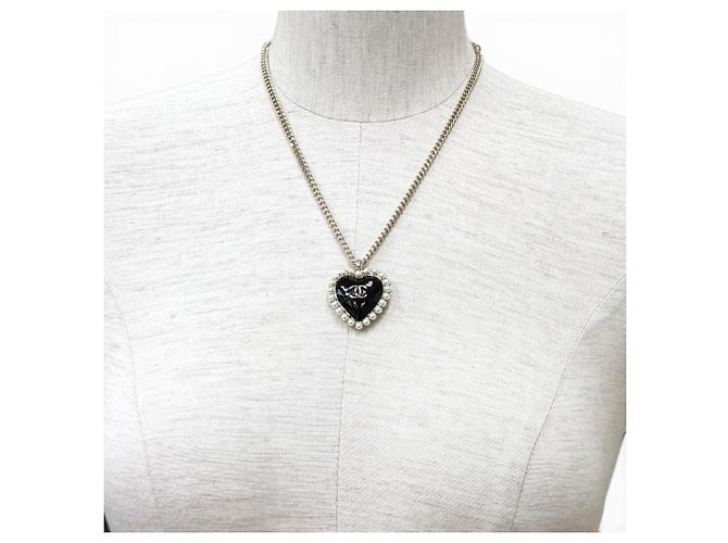 CHANEL B25 Coco Mark Pearl Heart Pendant Necklace Nero Bianco - vista 4